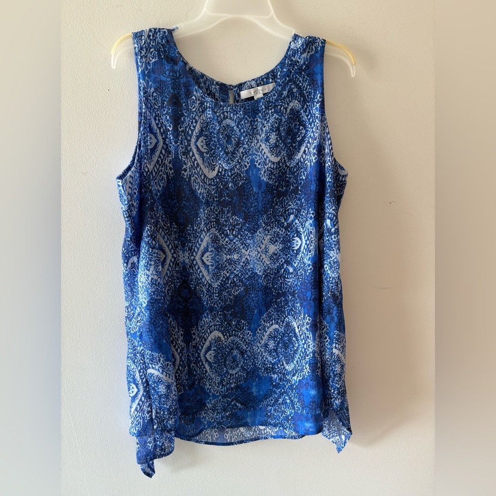 Fever Brand Blue & White Paisley Patterned Sleeveless Asymmetrical Top. Size L